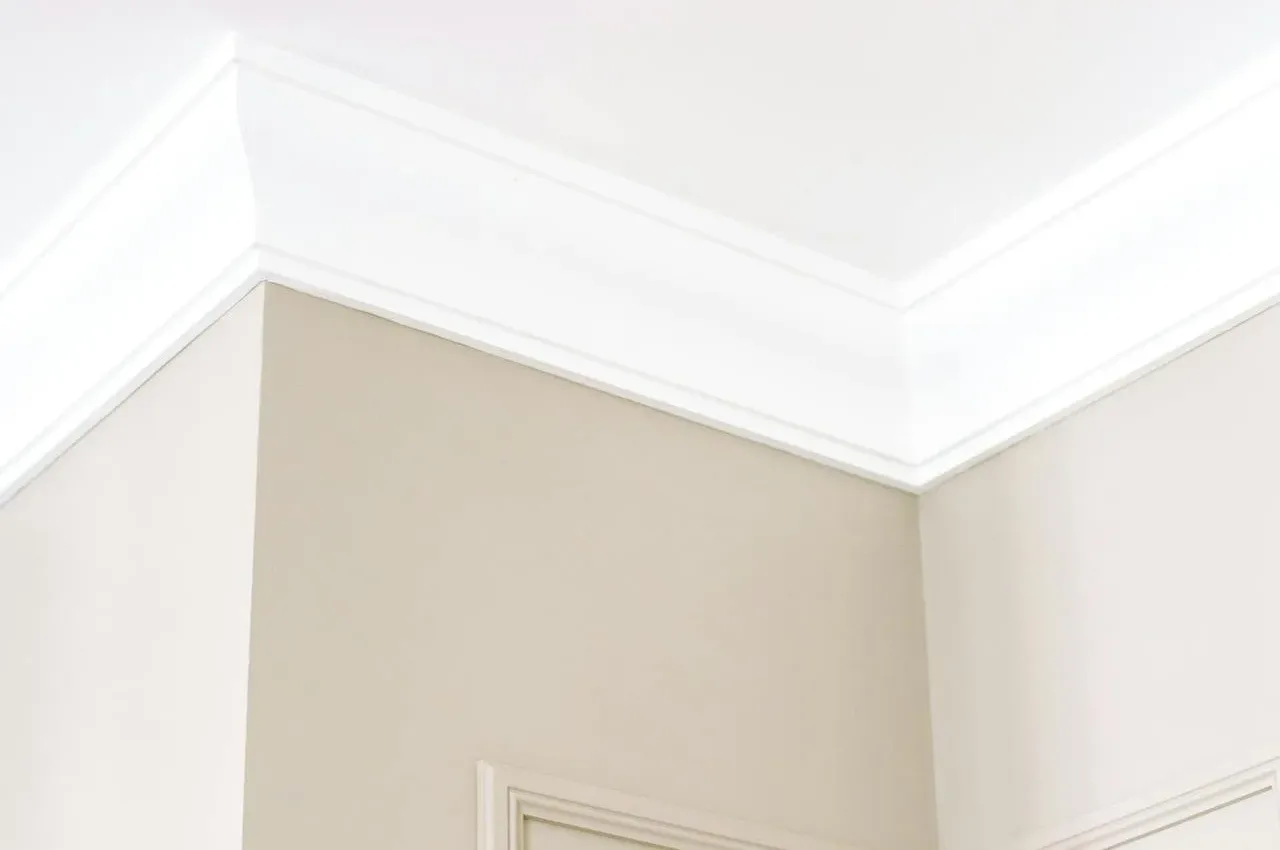 Moldura del techo hecha para juntar la pared con el techo.